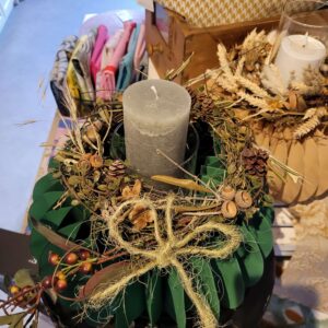 Herbstgesteck gestalten mit Papierpodest